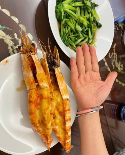 Click to view full screen Extra large black tiger prawns, sent live frozen. photo review